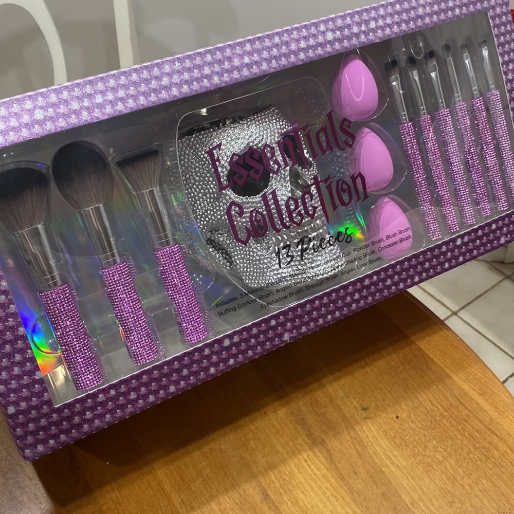 COPY - NWT. Essentials Collection, 13 piece makeup storage/brush set. - Picture 12 of 15